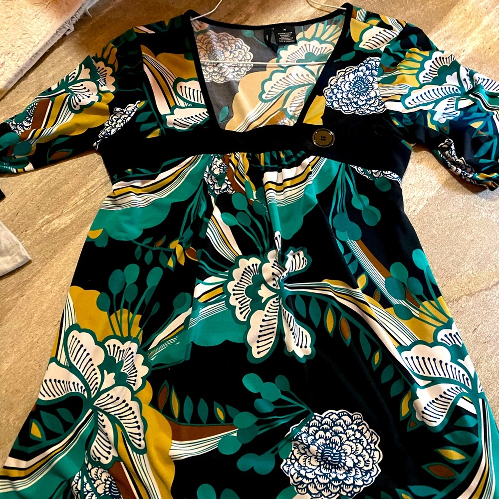 I love this shirt I had letting it go but I need more room in my closet.